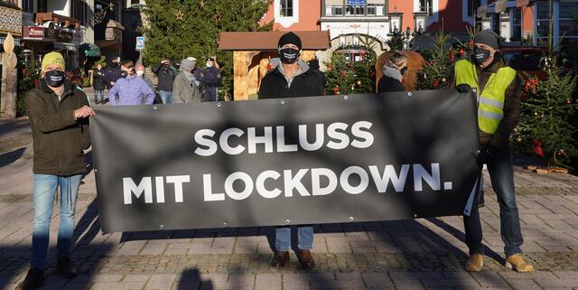 Die Demonstranten fordern die Wiedereröffnung von lokalen Geschäften.