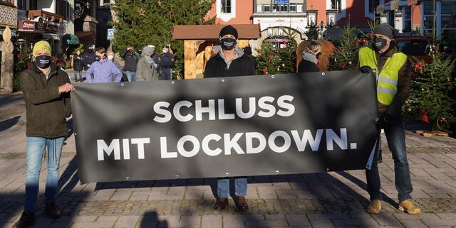 Die Demonstranten fordern die Wiedereröffnung von lokalen Geschäften. | Foto: Peter Weiss