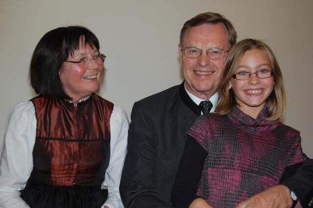 Familienmensch: Alfred Obermüller mit seiner Frau Magdalena und Enkeltochter Hannah.