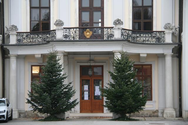Vor dem Schloss Hetzendorf stehen zwei Christbäume.