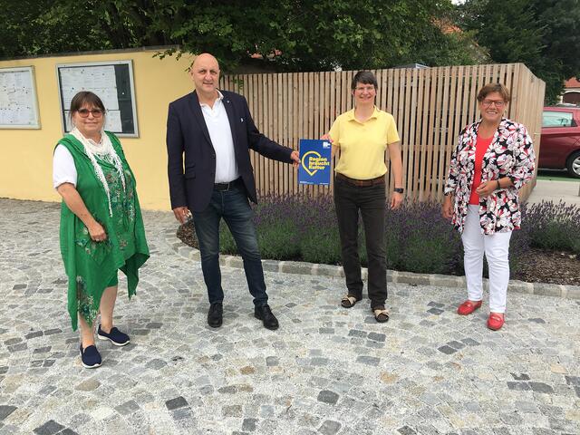 Ursula Weber-Hejtmanek, Vizebürgermeister Gerald Höchtel, Obfrau BHW Sieghartskirchen Marianne Wipp, und Bürgermeisterin Josefa Geiger.