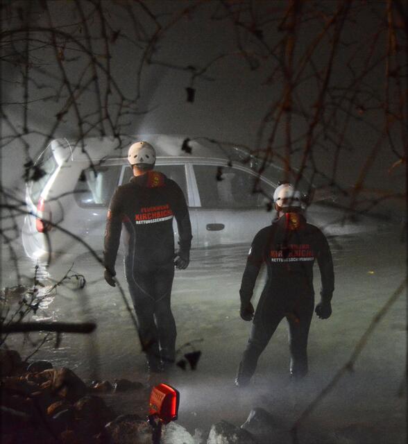 Das Auto des 18-jährigen Unfalllenker in Langkampfen landete im Flussufer des Inns.  | Foto: ZOOM.Tirol