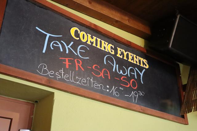 Die Wirtschaftskammer Landeck bietet eine übersichtliche Auflistung auf ihrer Homepage an, welche Gastronomiebetriebe einen Abhol- oder Lieferservice anbieten.
