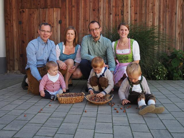 "Mostviertler Bio-Haselnuss": Reinhard und Sonja Rausch mit ihrer Tochter Anika; Ernst und Michaela Lechner mit ihren Söhnen Felix und Simon
  | Foto: Mostviertler Nuss