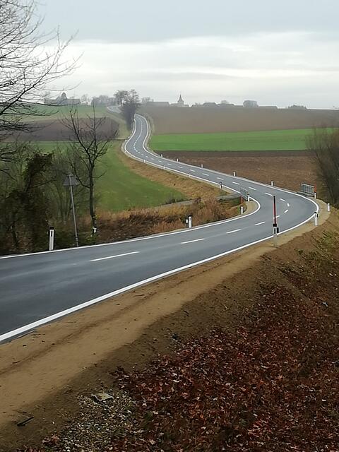 Neuer Asphalt zwischen Groß und Oberfellabrunn
