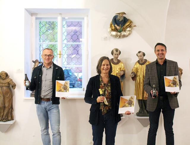 Präsentation der Broschüre im würdigen Rahmen: Gerald Hartl, Andrea Eckerstorfer und Franz Mühldorfer (v.l.) im Museum Innviertler Volkskundehaus in Ried, das eine beachtliche Sammlung von Werken der Bildhauerfamilie Schwanthaler besitzt.
