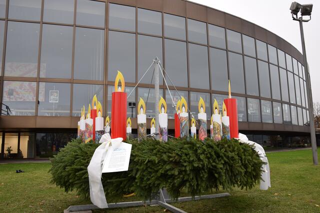 Ein drei Meter großer Adventkranz vom Diakoniewerk Gallneukirchen steht auch heuer vor dem Brucknerhaus.