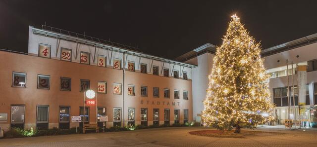 Neben dem weihnachtlich dekorierten Stadtplatz laden zahlreiche Aktionen die Bürger ein.