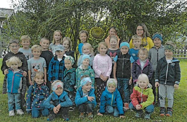 Die Kindergartenkinder und Volkschüler aus Pinswang holten sich mit ihrer Sonnenblume den Gruppensieg im Bezirk Reutte. | Foto: Verband der Tiroler Obst- und Gartenbauvereine