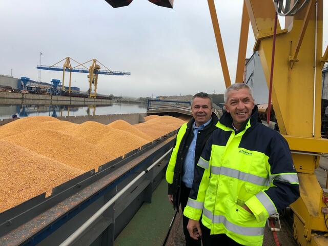 Lagerhaus-Geschäftsführer Günter Zaiser und Prokurist Walter Senk von Rhenus Logistics verfolgen die Verladung des Nassmaises.