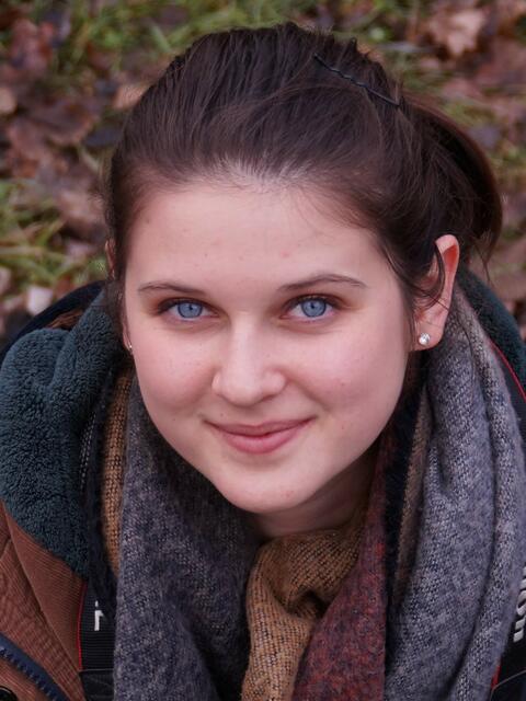 Pauline, 23, Digital Marketing &amp; Kommunikation: "Durch E-Learning spare ich viel Zeit und vor allem Geld, da ich keine Fahrt- und Wohnkosten für die Strecke nach St. Pölten habe. Weil unsere FH von Anfang an sehr flexibel war, hat digitales Lernen von Sekunde 1 an funktioniert. Schade ist, dass jetzt viele praktische Seminare ersetzt werden müssen." | Foto: KK