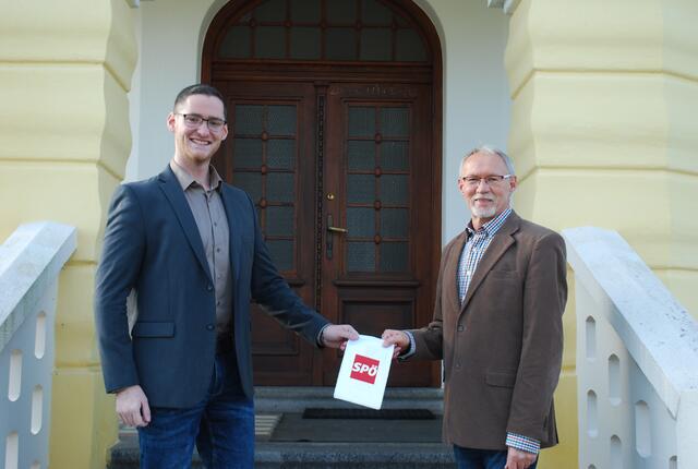 Übergabe bei der SPÖ Suben. Adrian Mayr (links) übernimmt den Vorsitz von Josef Beham.