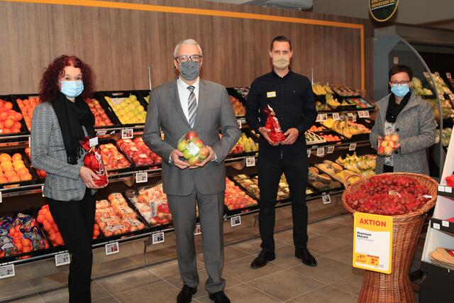 Vertriebsmanagerin Manuela Hermann, Vertriebsdir. Hermann Weiß, Marktmanager Christopher Ehrenreich, Bgm. Doris Faustmann.