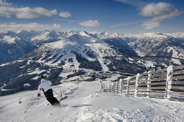 Skivergnügen am Katschberg: Die Skifahrer genießen neben Carving-Spaß, einen tollen Blick auf das Tschaneck.
