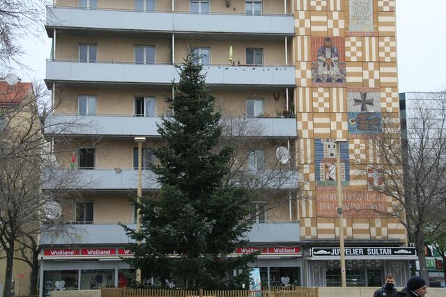 Beeindruckend präsentiert sich der Weihnachtsbaum am Meidlinger Platzl.