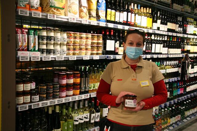 Markt-Managerin Vesna Trokicic mit einem Honig aus dem Regiona-Regal. | Foto: Karl Pufler