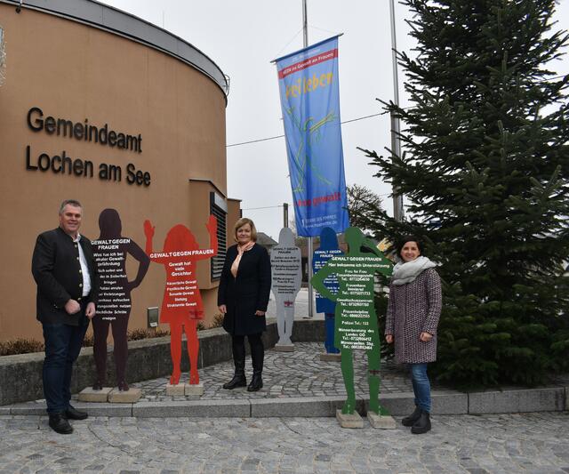 Anlässlich des internationalen Tages gegen Gewalt an Frauen wurde in Lochen eine Wanderausstellung eröffnet. 
Am Bild v.l.n.r.: Bürgermeister Franz Wimmer, Amtsleiterin Maria Dorfinger und Margarethe Kröll von Frau für Frau.  | Foto: Frau für Frau