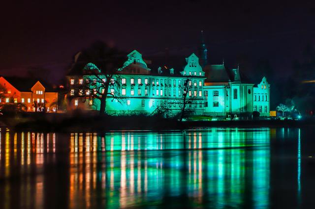 Lichtspiele-Rundweg an Schärdinger Innlände startet am kommenden 1. Adventwochenende: Das Schloss Neuhaus am Inn ist wie auch die Innbrücke und der Zauberteppich täglich von 17 bis 23 Uhr beleuchtet.