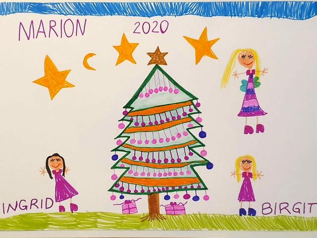 Der Weihnachtsbaum von Marion (6 Jahre alt) ist mit zahlreichen rosa und lilafarbenen Kugeln geschmückt.