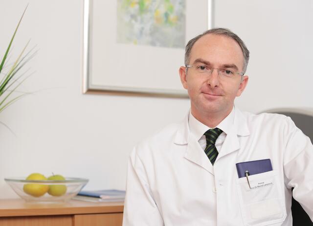 Primar Bernd Lamprecht ist Vorstand der Klinik für Lungenheilkunde / Pneumologie am Kepler Universitäts Klinikum, stellvertretender Dekan an der Medizinischen Fakultät der JKU und
wissenschaftlicher Leiter der Pneumologischen Rehabilitation, Rehaklinik Enns.