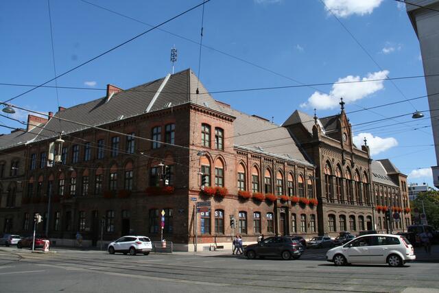 Im Favoritner Amtshaus sind nun neuen Parteien vertreten. Neu dabei: SÖZ, Bierpartei und Links. | Foto: Karl Pufler