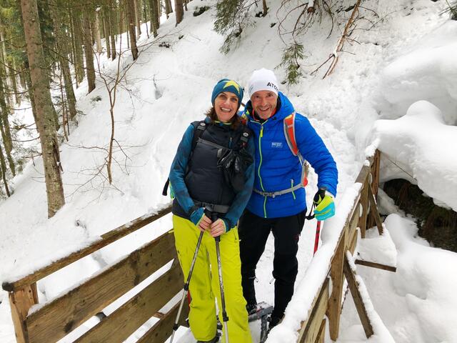 Abseits der Langlaufloipen und Skigebiete die winterliche Natur erleben: Das bietet eine Wanderung mit Schneeschuhen.