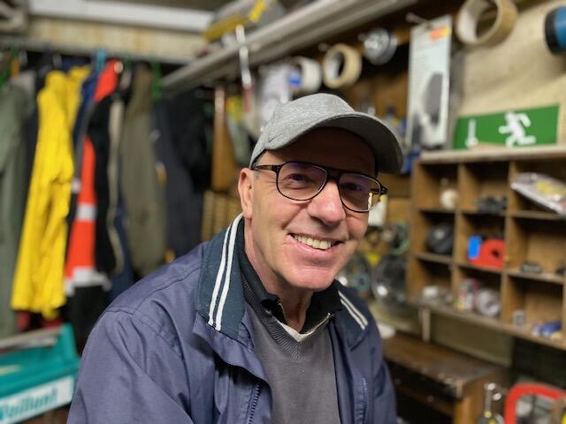 Max inmitten seiner bisherigen Welt. Der Fundus, die Schatzkammer und der große Werkzeugkasten eines Hausmeisters. | Foto: Herbert Waltl