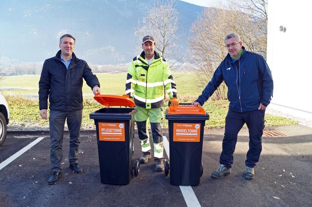 Andreas Unterrieder, Josef Laggner und Ernst Palle stellen die neue Gratis-Pflegetonne vor.
