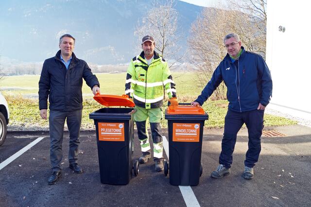 Andreas Unterrieder, Josef Laggner und Ernst Palle stellen die neue Gratis-Pflegetonne vor. | Foto: eggspress