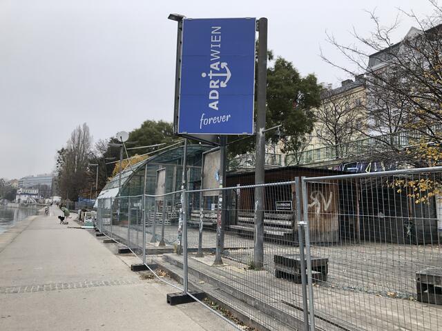 Dieser Bauzaun wurde nun zur Zwangsräumung aufgestellt.