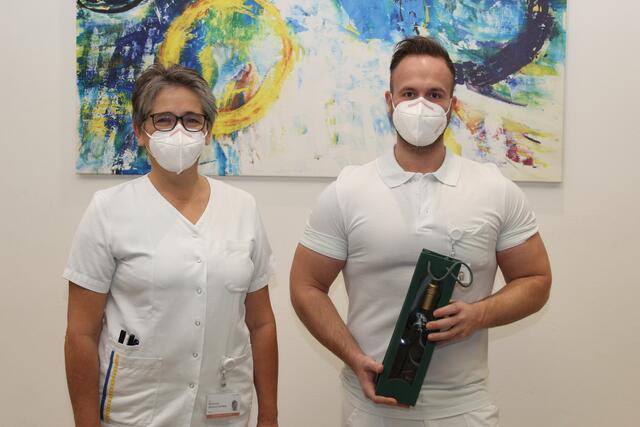 BMA Nicoletta Zemann-Schälss, Bereichsleiterin des Labors im Landesklinikum Gmünd freut sich mit BMA Mattias Böhm, BSc über das mit ausgezeichnetem Erfolg abgeschlossene Studium zum Biomedizinischen Analytiker an der der Fachhochschule Wr. Neustadt. | Foto: Landesklinikum Gmünd