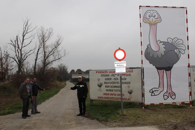 Hannes und Karl Wild mit Bgm. Fritz Quirgst am Beginn des sanierten Radwegabschnitts