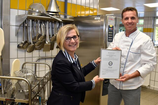 Kaufmännische Direktorin Dipl. KH-BW Margit Pröglhöf und Küchenleiter Michael Kührer freuen sich über die erfolgreiche Zertifizierung.