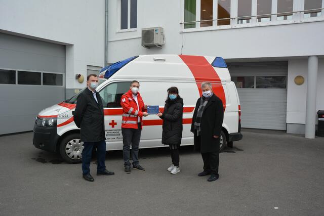 Bürgermeisterin Gisela Gabauer bei der Spendenübergabe an Rotkreuz-Ortsstellenleiter Ronald Hinterberger, li. Erwin Brandl, re. Wolfgang Griesmann.