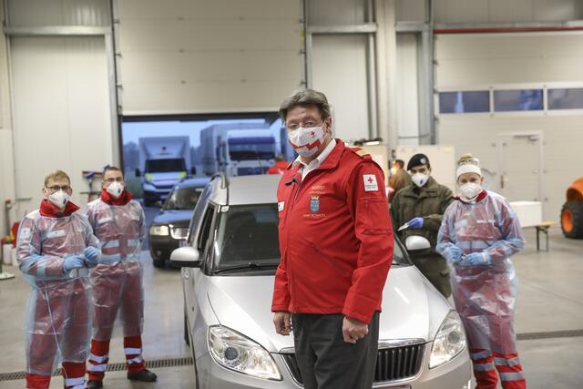 "Täglich werden tausende Menschen im Drive in, wie hier in Münchendorf, getestet", so Rot Kreuz Präsident Josef Schmoll.