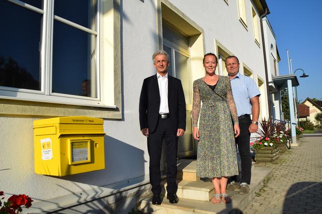 Pilotprojekt für die "Landpaket"-Initiative: Alois Mondschein (Postpartner), Anna Malinovic (Hannersberg) und Bürgermeister Gerhard Klepits