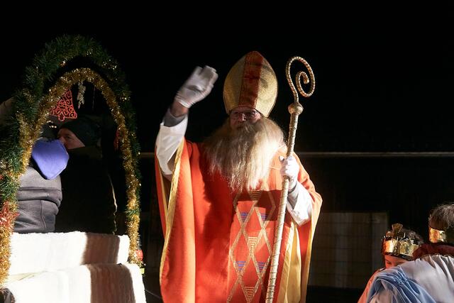 Aufatmen bei allen braven Buben und Mädchen. Der Nikolaus darf trotz Corona bis vor die Haustüre kommen.
