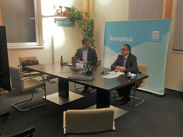 Nationalratsabgeordneter Lukas Brandweiner (links) und Klubobmann der Neuen Volkspartei August Wöginger standen Rede und Antwort.
