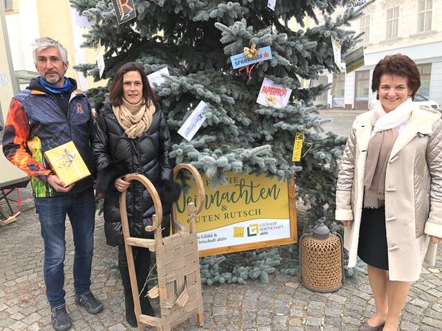 Obmann Richard Reiter mit Stellvertreterin und Verwandte Ulrike Huber sowie Bürgermeisterin Ludmilla Etzenberger vor dem diesjährigen Gföhler Weihnachtsbaum am Hauptplatz.