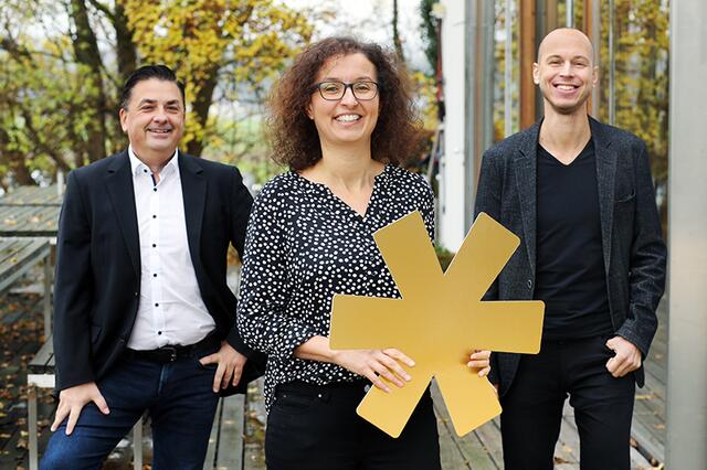 Sascha Leinberger, Vertriebsleiter gugler* DruckSinn, Roswitha Sandwieser, Cradle to Cradle-Expertin im Haus, und Reinhard Gugler, Leiter der Produktion gugler* DruckSinn, freuen sich über das Cradle to Cradle-GOLD-Zertifikat. Damit ist die Druckerei weiterhin Europas Leitstern für nachhaltig Schönes. | Foto: gugler*