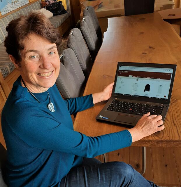 Andrea Holzner macht's vor und shoppt regional online, bei Braunauer Händlern.  | Foto: Holzner