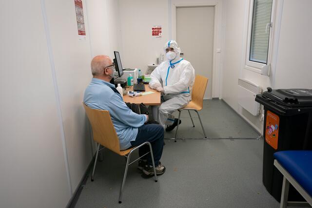 In der Checkbox können sich Meidlingerinnen und Meidlinger testen lassen, ob sie sich mit Corona angesteckt oder eine Grippe haben. | Foto: PID/David Bohmann