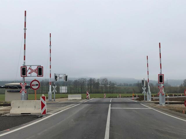 Die Eisenbahnkreuzung an der L 1044 wurde mit einer Schrankanlage ausgestattet.  | Foto: Gemeinde Lengau