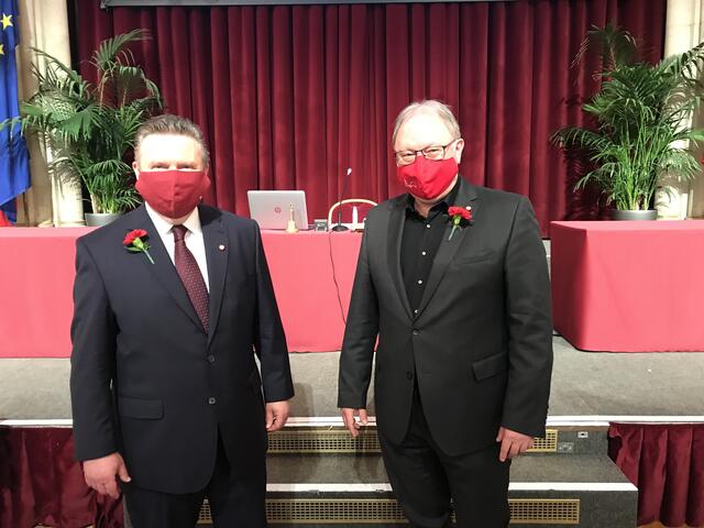 Andreas Höferl und Wiens Bürgermeister Michael Ludwig haben dieselbe Parteifarbe. Ein Indiz dafür sind die ähnlichen Gesichtsmasken bei der Angelobung. | Foto: SPÖ Wien