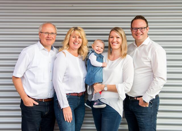 Die Familie Holzinger (v.l.): Erich, Brigitte, Valentina, Judith und Michael feiern das 25-jährige Firmenjubiläum.