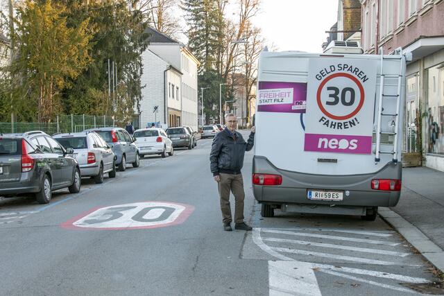 Seit über einem Jahr stellt Erwin Seifriedsberger im Bereich des mobilen Radars immer wieder Plakatständer oder sein Wohnmobil mit dem Slogan 'Geld sparen - 30 fahren' auf.  | Foto: Seifriedsberger