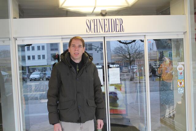 Gerald Schneider vom Modegeschäft am Hollabrunner Hauptplatz sieht die Sonntagsöffnung skeptisch