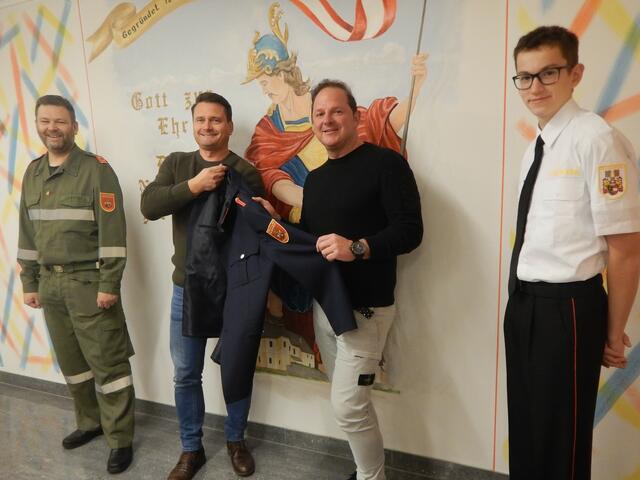 Kommandant Andreas Ladstätter, Baumeister Bernhard Krause, Baumeister Mario Messner und  Probefeuerwehrmann Buchacher (von links) | Foto: ff-guttaring.at