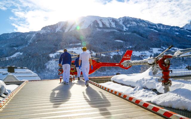 Zwischen 80 und 100 Patienten werden pro Wintertag ins Klinikum nach Schwarzach geliefert.
(Bilder stammt aus der Zeit vor der Pandemie. Daher tragen die Ärzte keine Schutzausrüstung.)