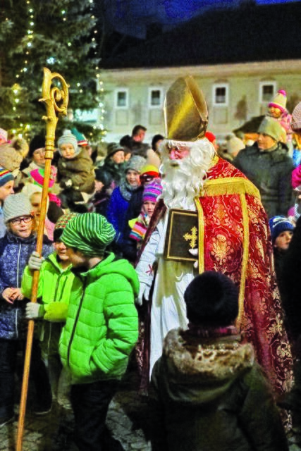 Das Team rund um Bürgermeister Christian Kolarik besucht als Nikolo verkleidet am 5. und 6. Dezember angemeldete Kinder an der Haustür. | Foto: Gemeinde Kronstorf